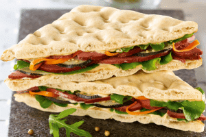 Photo d'un sandwich au rosbif et légumes.